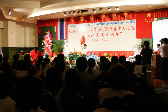 选手们在进行才艺表演.jpg