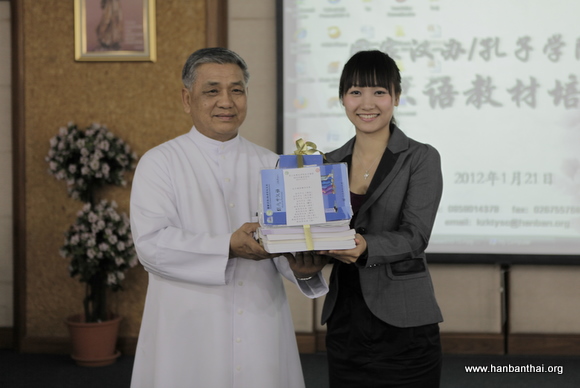 校长赠书.JPG