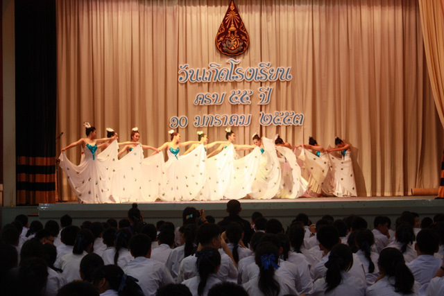 吉拉达学校孔子课堂学生化身小孔雀.JPG