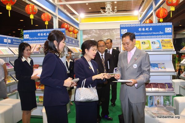 泰国教育部副部长了解孔子课堂.JPG