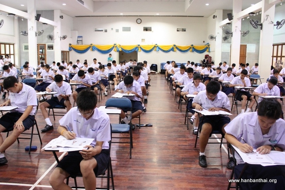 紧张认真的做题.JPG