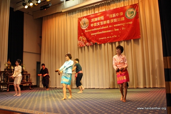 志愿者老师跳起泰国舞蹈.JPG