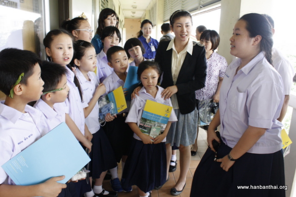吉拉达学校中文学生与绵阳先锋路诗琳通公主小学学生交流学习经验.JPG