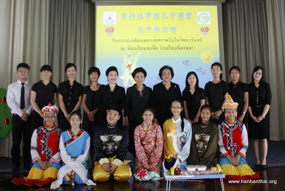 学校领导和话剧演员们合影.JPG