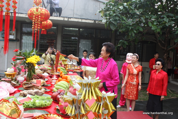 吉拉达学校校长带领全校师生进行中国传统祭拜活动.JPG