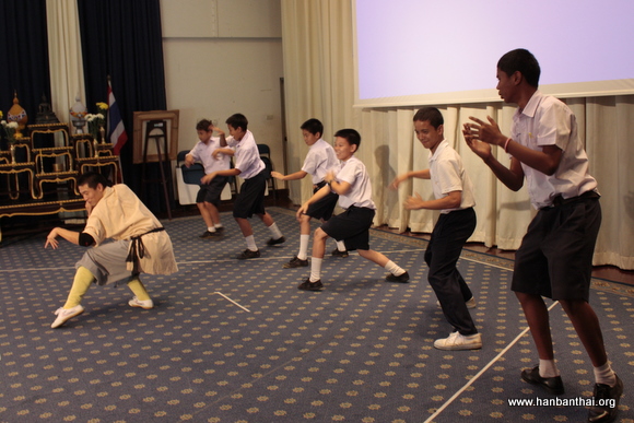 学生认真学习中国功夫.JPG