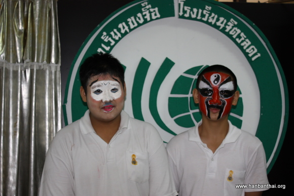 学生展示自己的脸谱.JPG