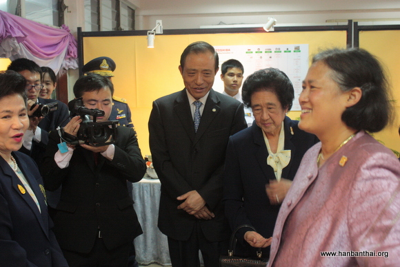 管木大使陪同诗琳通公主参观孔子课堂成立三周年图片展.JPG