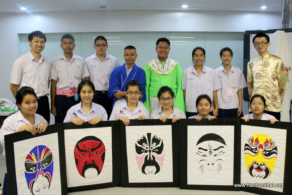 学生们体验中华瑰宝——京剧.jpg