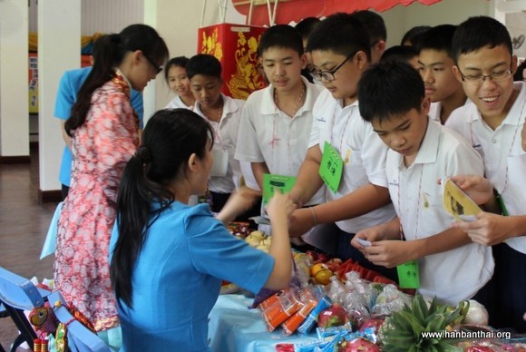 学生们参与“快乐汉语购”.jpg