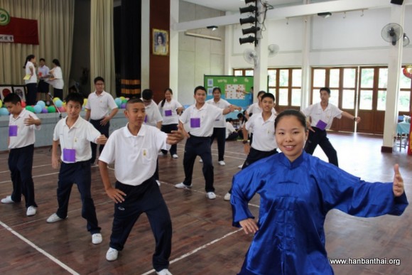 学生们体验太极拳.jpg