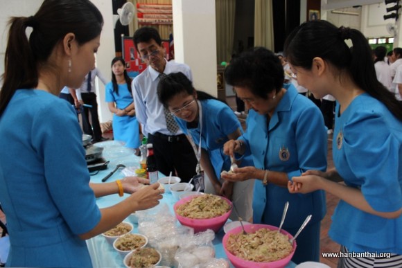 吉拉达学校校长THANPUYING ANGKAB PUNYASHTHITI参与到包饺子活动中来.jpg