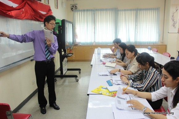 课堂志愿者教师进行汉语教学.jpg