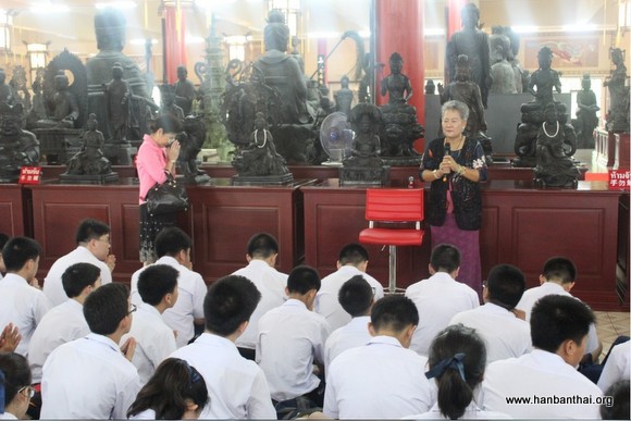 博物馆负责人为学生们做中国文化讲座.jpg