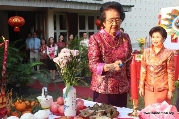吉拉达学校校长点燃祈福蜡烛.jpg