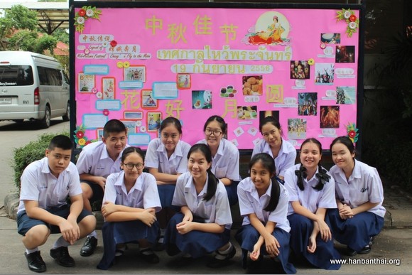 学生们了解中秋文化习俗.jpg