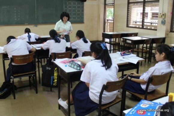 学生们认真听课.jpg