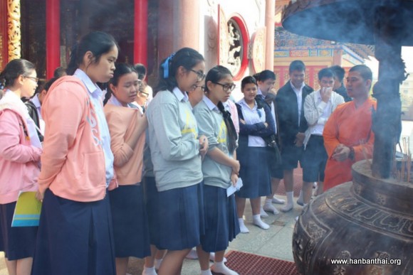 学生们在僧人的带领下参观寺庙.jpg