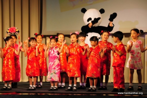幼儿园的小朋友又唱又跳.jpg