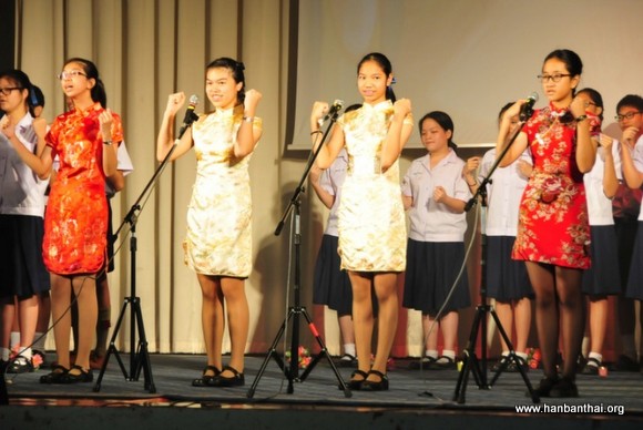 初二年级的同学演唱《感恩的心》.jpg