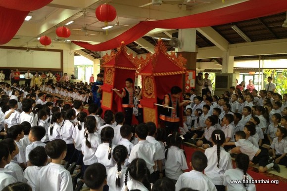 小学部活动以“皇帝上朝”的方式开幕.jpg