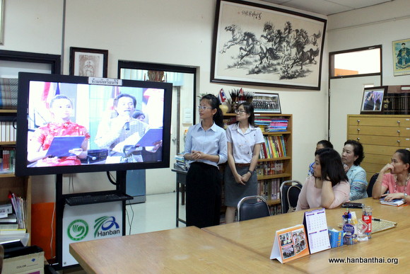 来宾观看吉拉达学校视屏.JPG
