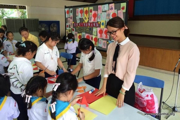 小学部老师教学生做灯笼.jpg