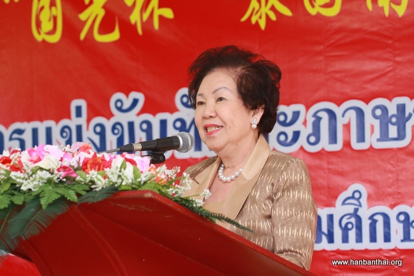 泰国华文民校协会主席梁冰讲话.jpg