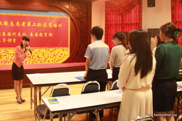 志愿者老师做现场示范课.JPG