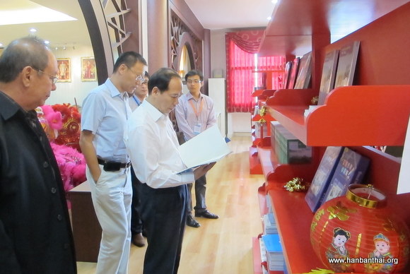 图书室参观.JPG