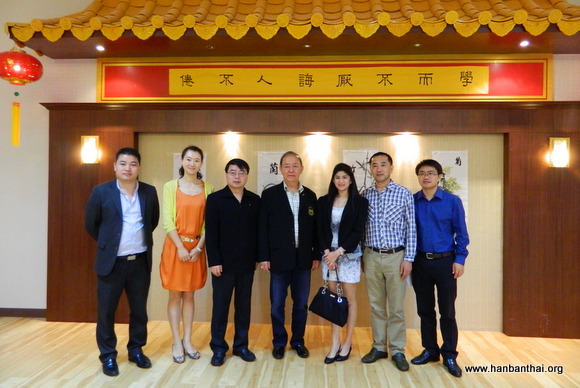 参观孔子课堂.JPG