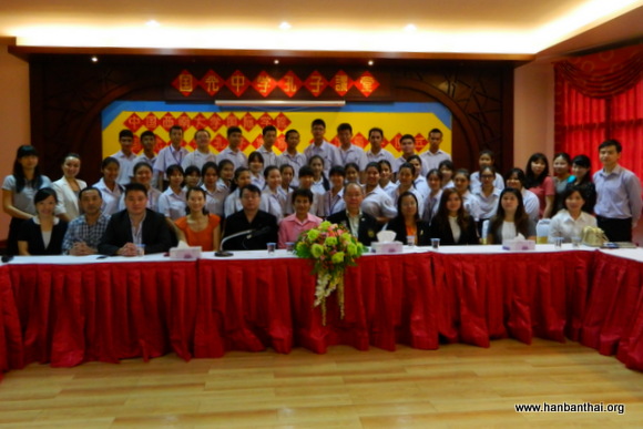 与高中汉语实验班学生座谈合影.JPG