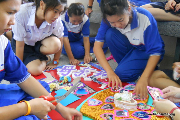 学生在动手制作展板.JPG