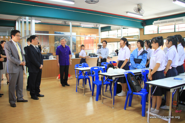 祝伟敏总领事鼓励学生好好学习汉语.jpg