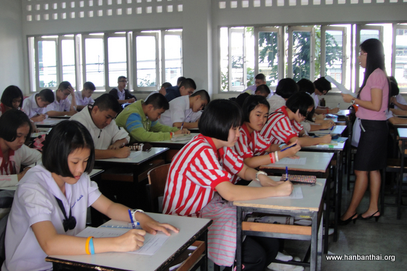 博雅瓦第一中学的学生认真作答考卷.jpg