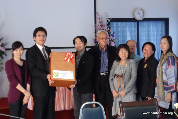 孔子课堂向BANMAECHAN学校提供汉语教材.JPG