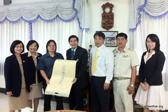 孔子课堂向市政府教育办公室赠送春节礼品.JPG