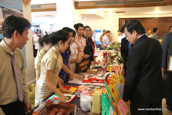 沙朗先生关注孔子课堂展台.jpg