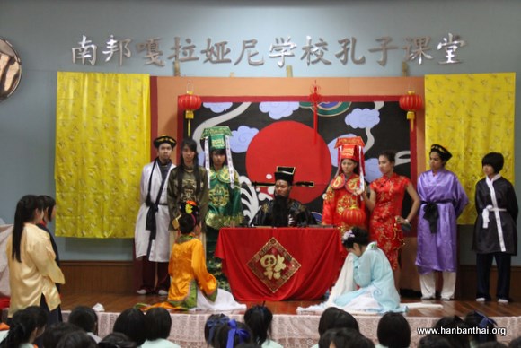 学生饰演包青天断案.JPG
