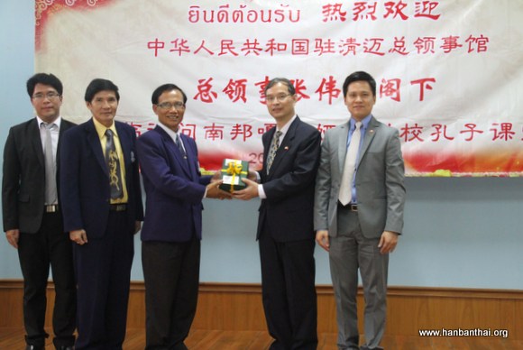 张伟才总领事与学校互赠礼物.JPG