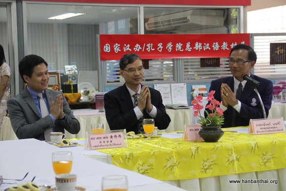 张伟才总领事听取孔子课堂工作汇报并给与肯定.JPG