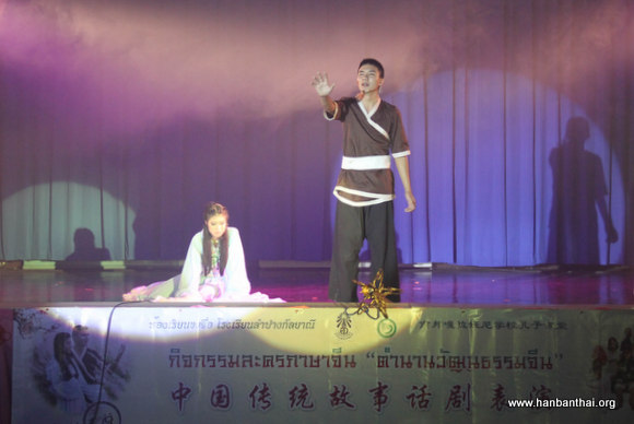 学生们动情的演出.jpg