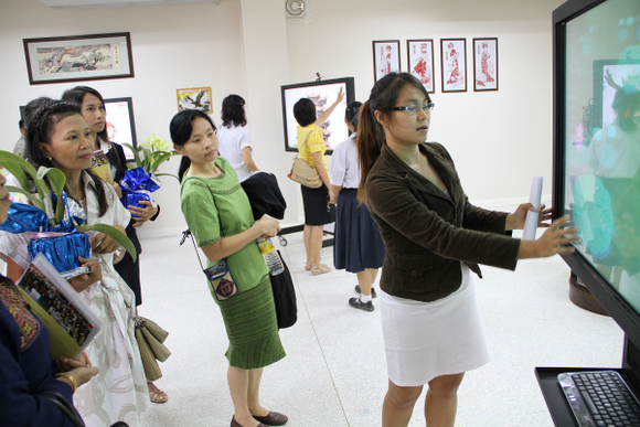 向与会老师演示文化体验中心设备.JPG