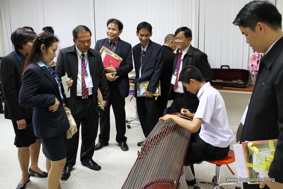 学生为来宾表演古筝.jpg