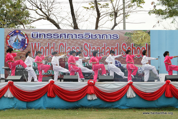 学生表演功夫.JPG