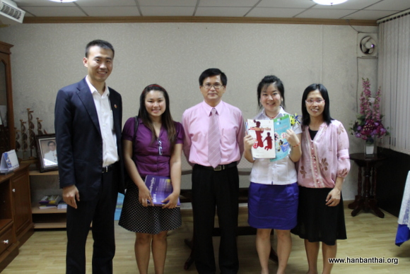 访问Rattanathibet学校并向学校赠书.JPG