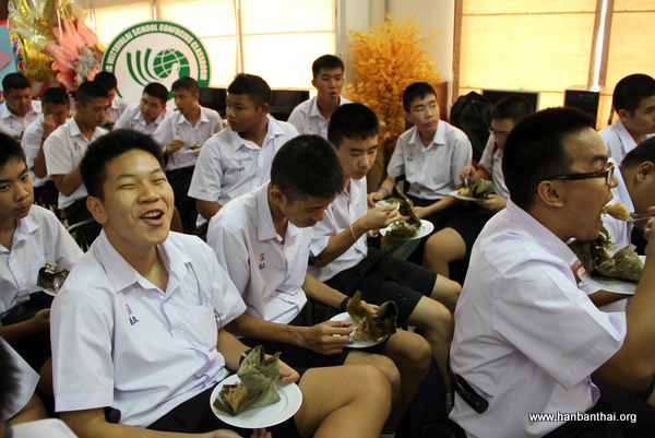 学生吃的很开心.jpg
