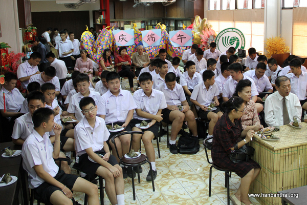 师生齐聚一堂观看话剧《屈原》.jpg