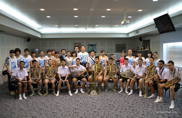 山大附中师生参观玫瑰园中学音乐室.jpg