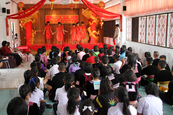 学生观看中国风舞蹈《彩云追月》.jpg